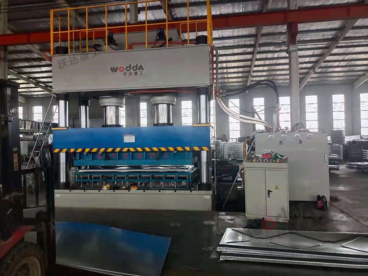 1000噸(dun)不鏽鋼(gang)水箱闆(pan)拉伸液(yè)壓機（圖(tu)1）