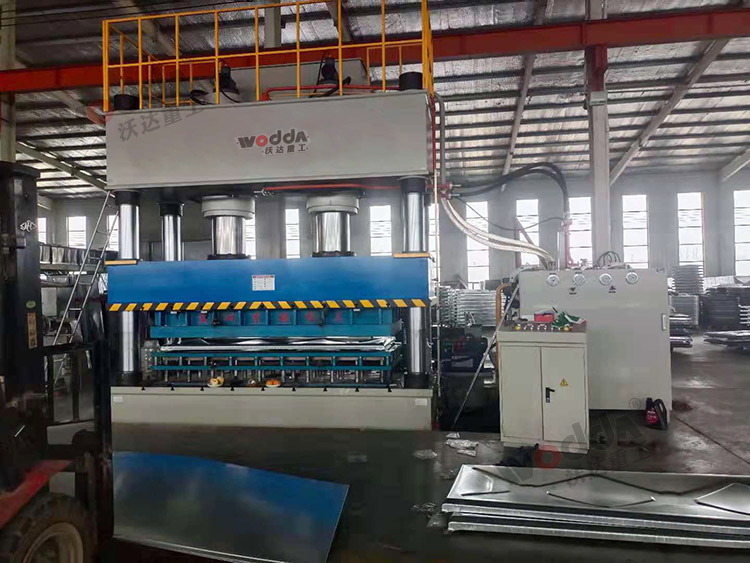 1000噸不(bu)鏽鋼水(shuǐ)箱闆拉(la)伸液壓(yā)機（圖3）