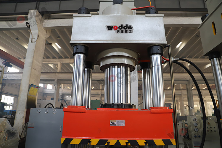 500噸動(dòng)力電池電芯鋁殼(ke)拉伸液壓機機身(shen) 500噸動力電池電芯(xīn)鋁殼拉伸液壓機(jī)機身