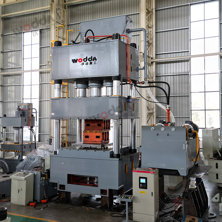 1500噸四(sì)柱拉伸液壓機側(ce)視圖 1500噸四柱拉伸(shen)液壓機側視圖