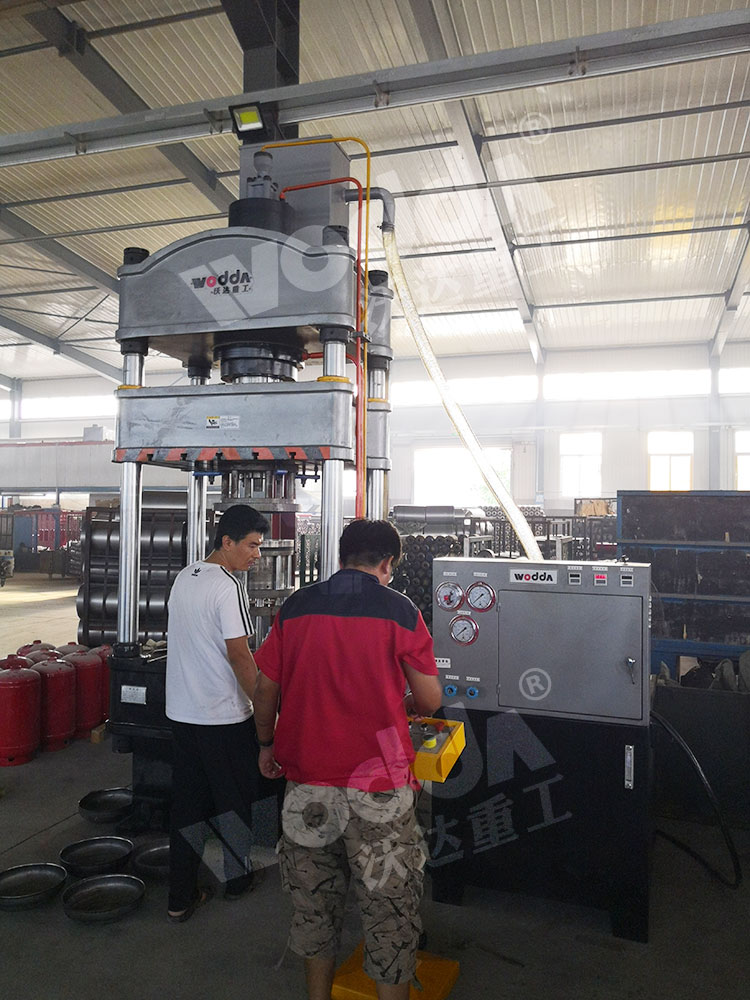 200噸煤氣罐封頭液(ye)壓機(圖2) 200噸煤氣罐(guàn)封頭液壓機(圖2)