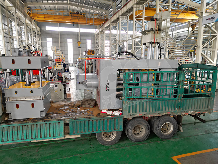 250噸框架式拉伸(shēn)液壓機發貨 250噸(dun)框架式拉伸液(yè)壓機發貨