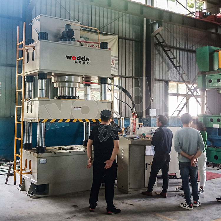 500噸(dūn)不鏽鋼(gāng)水箱液(ye)壓機客(ke)戶現場(chǎng) 500噸不鏽(xiù)鋼水箱(xiang)液壓機(jī)客戶現(xian)場