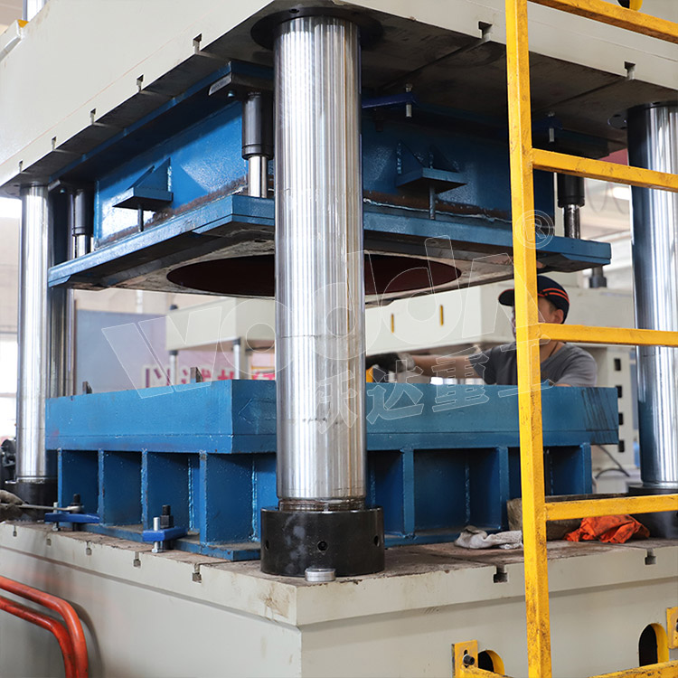 500噸(dūn)不鏽鋼(gang)水箱液(yè)壓機(立(li)柱) 500噸不(bú)鏽鋼水(shui)箱液壓(ya)機(立柱(zhu))