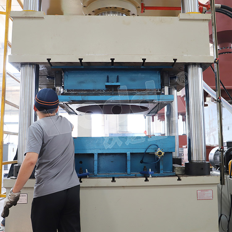 500噸(dun)不鏽鋼(gāng)水箱液(yè)壓機(工(gong)作台) 500噸(dun)不鏽鋼(gāng)水箱液(yè)壓機(工(gong)作台)