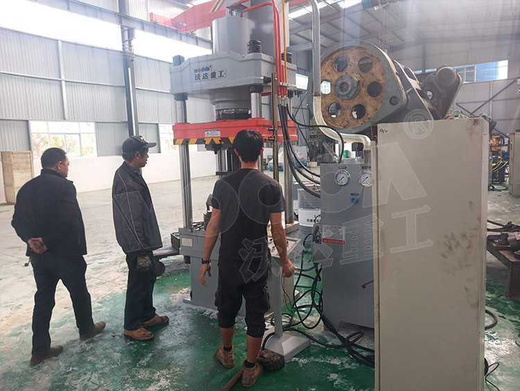 200噸封(feng)頭拉伸液(yè)壓機(圖1) 200噸(dun)封頭拉伸(shēn)液壓機(圖(tú)1)