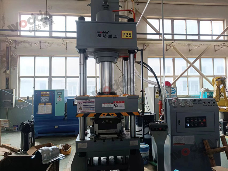 200噸(dun)拉伸液壓機壓(ya)汽車排氣管散(san)熱罩客戶現場(chǎng) 200噸拉伸液壓機(ji)壓汽車排氣管(guan)散熱罩客戶現(xian)場