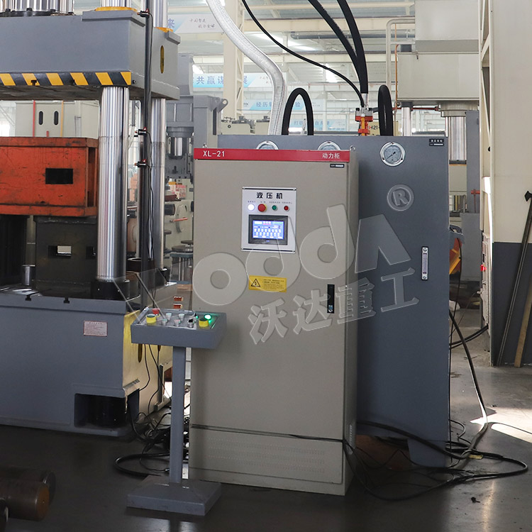 630噸液(yè)壓機伺服動(dòng)力櫃、移動工(gōng)作台 630噸液壓(yā)機伺服動力(li)櫃、移動工作(zuo)台