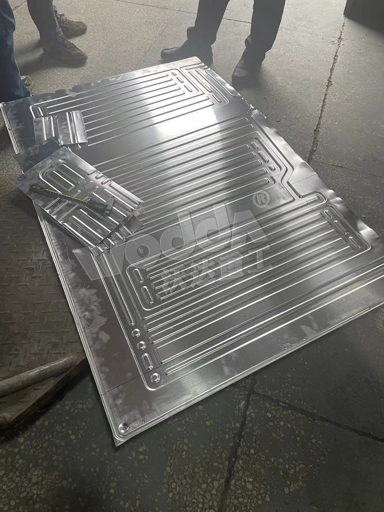 2000噸液壓機壓制鋼(gang)木門 2000噸液壓機壓(ya)制鋼木門