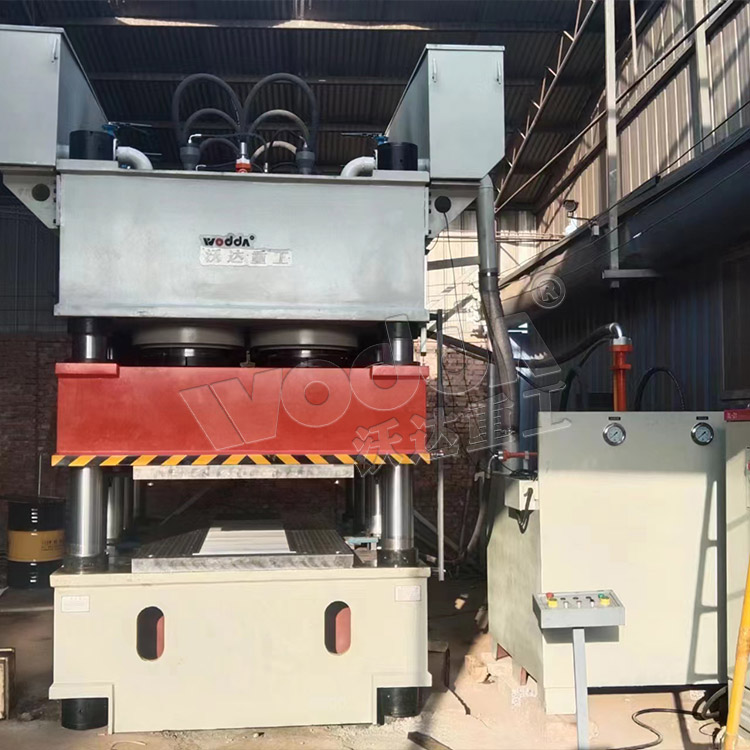 3000噸門面(mian)壓花機(jī)現場 3000噸(dūn)門面壓(yā)花機現(xiàn)場