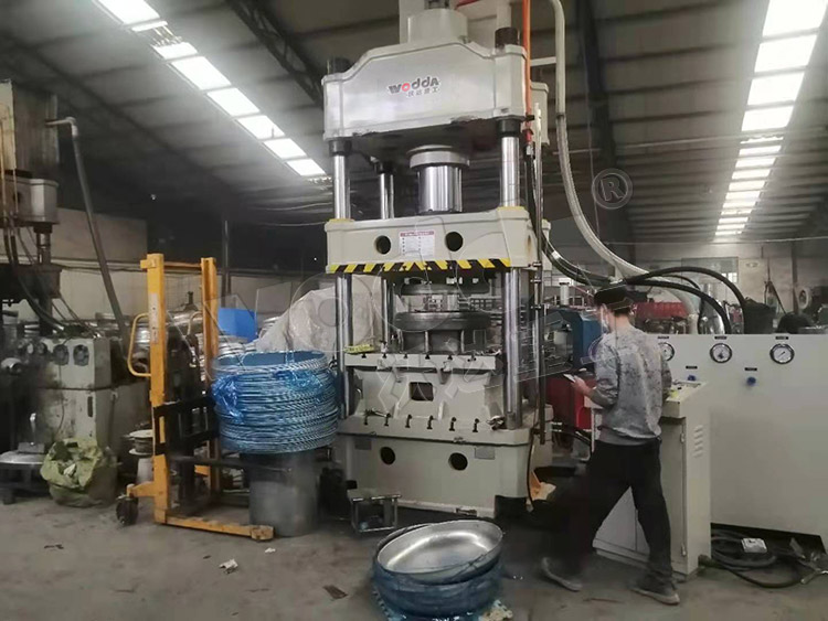 315噸(dūn)汽車水箱封頭(tou)拉伸液壓機 315噸(dun)汽車水箱封頭(tou)拉伸液壓機