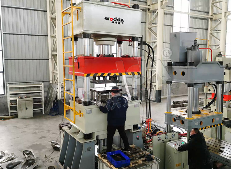 315噸(dūn)不鏽鋼蹲便器(qi)拉伸液壓機 315噸(dūn)不鏽鋼蹲便器(qì)拉伸液壓機