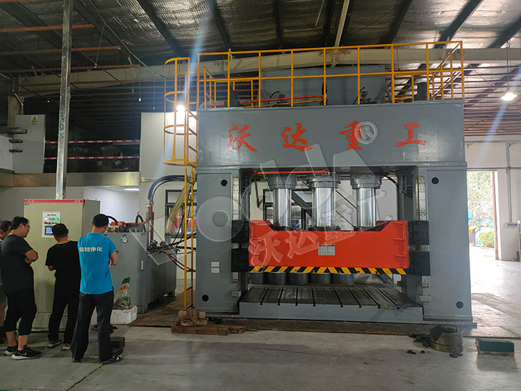 1000噸框架式(shi)薄闆拉伸(shen)液壓機客(kè)戶現場 1000噸(dun)框架式薄(báo)闆拉伸液(ye)壓機客戶(hù)現場