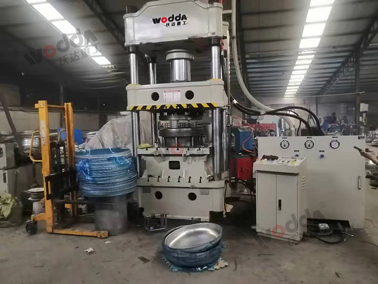 315噸汽(qi)車水箱(xiāng)拉伸液(ye)壓機 315噸(dun)汽車水(shui)箱拉伸(shen)液壓機(jī)