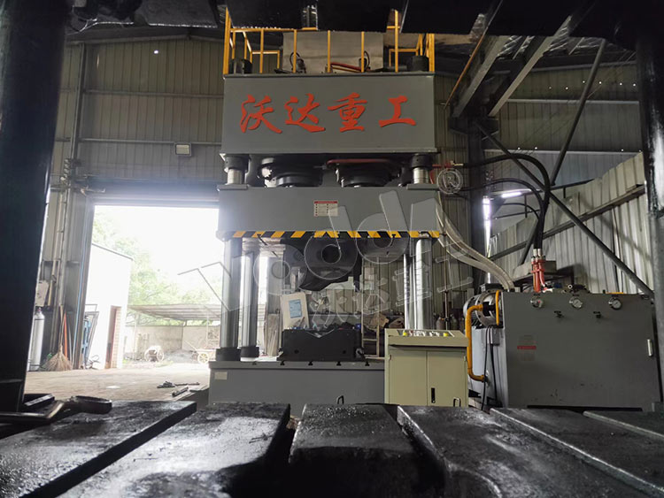 800噸(dūn)四柱液壓機壓制(zhì)金屬制品 800噸四柱(zhu)液壓機壓制金屬(shǔ)制品