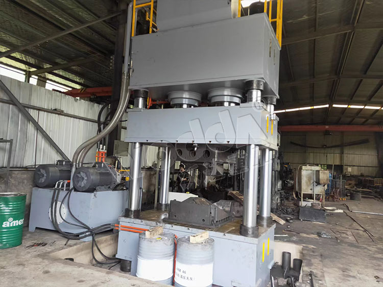 800噸金屬冷壓成型(xíng)液壓機 800噸金屬冷(lěng)壓成型液壓機