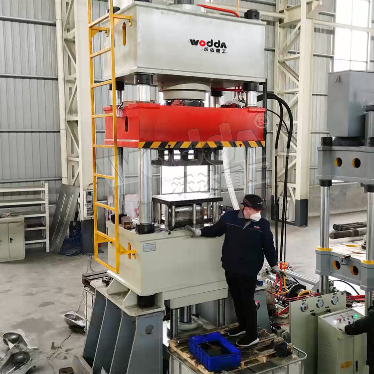 315噸不鏽(xiù)鋼蹲便(biàn)器拉伸(shen)液壓機(ji) 315噸不鏽(xiu)鋼蹲便(bian)器拉伸(shēn)液壓機(jī)