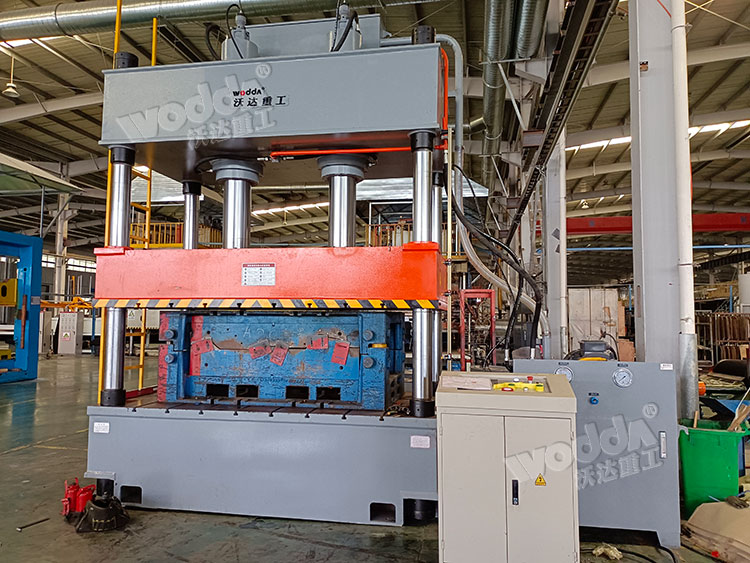 315噸汽車内飾熱(rè)壓成型液壓機(jī) 315噸汽車内飾熱(rè)壓成型液壓機(jī)