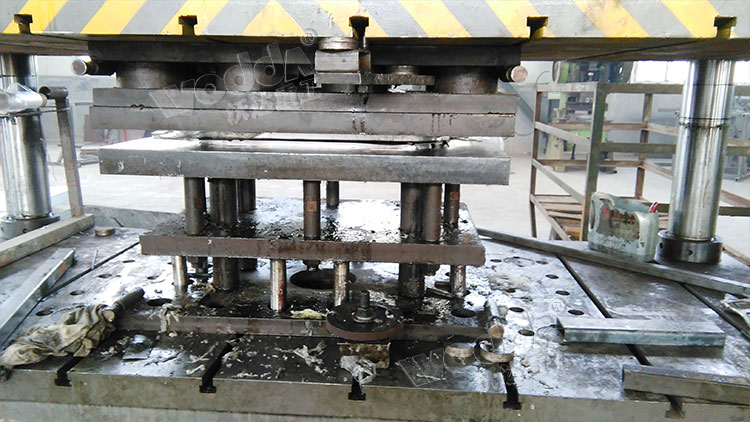 不鏽鋼(gang)水槽拉伸液(ye)壓機加工現(xian)場 不鏽鋼水(shui)槽拉伸液壓(ya)機加工現場(chǎng)