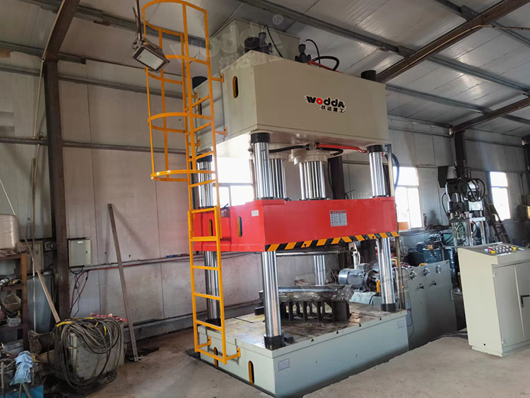 400噸四柱(zhù)液壓機 400噸四(si)柱液壓機