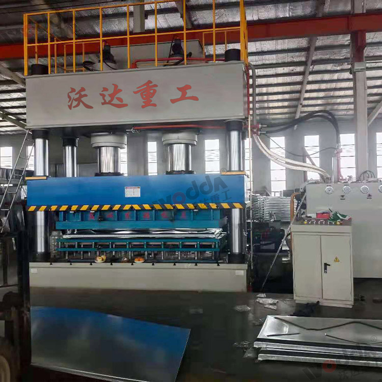 1000噸不鏽(xiù)鋼水箱成型液(yè)壓機 1000噸不鏽鋼(gāng)水箱成型液壓(ya)機