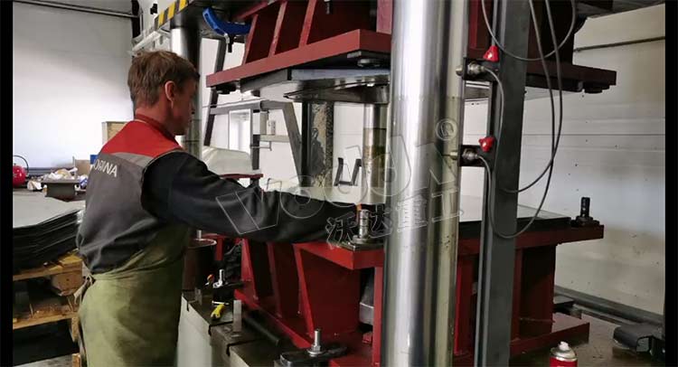 四柱液(yè)壓機拉伸灰鬥車(chē)成型 四柱液壓機(jī)拉伸灰鬥車成型(xíng)