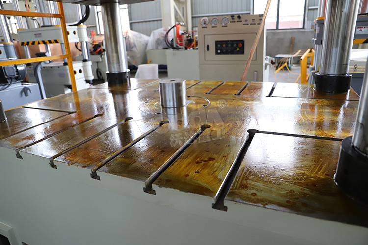 500噸液壓機帶(dai)頂出缸 500噸液(ye)壓機帶頂出(chū)缸