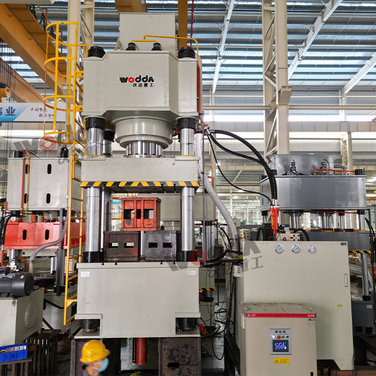 1000噸壓力機車(che)間實物 1000噸壓力(lì)機車間實物