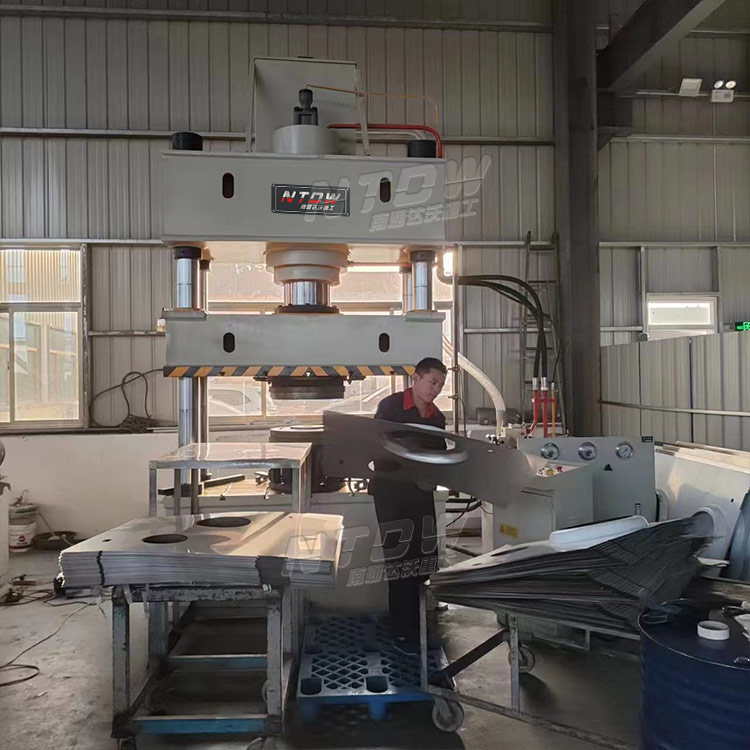 315噸(dūn)燃氣罩外(wai)殼拉伸四(si)柱液壓機(jī) 315噸燃氣罩(zhao)外殼拉伸(shen)四柱液壓(ya)機