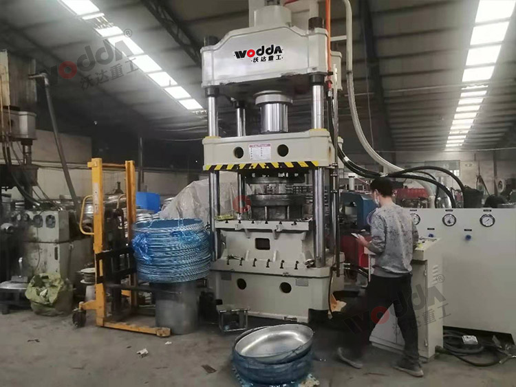 315噸(dun)汽車水(shui)箱拉伸(shēn)液壓機(ji)(圖2) 315噸汽(qì)車水箱(xiang)拉伸液(yè)壓機(圖(tú)2)