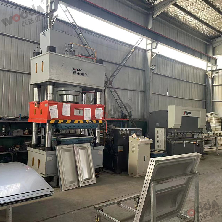 400噸不(bu)鏽鋼水箱闆液(ye)壓機 400噸不鏽鋼(gang)水箱闆液壓機(jī)