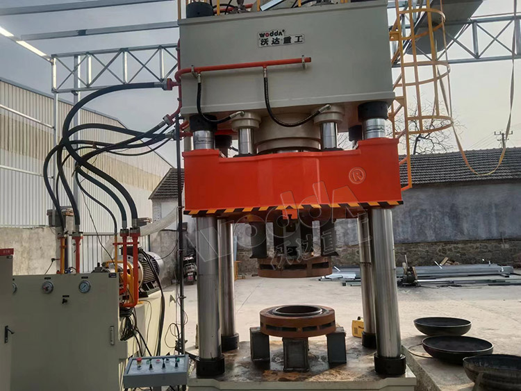 800噸封頭沖(chong)壓機 800噸封(fēng)頭沖壓機(jī)