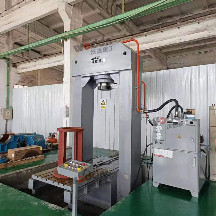 315噸(dun)龍門式(shì)電機軸(zhóu)承壓裝(zhuāng)液壓機(jī)客戶現(xiàn)場 315噸龍(lóng)門式電(dian)機軸承(cheng)壓裝液(ye)壓機客(kè)戶現場(chǎng)