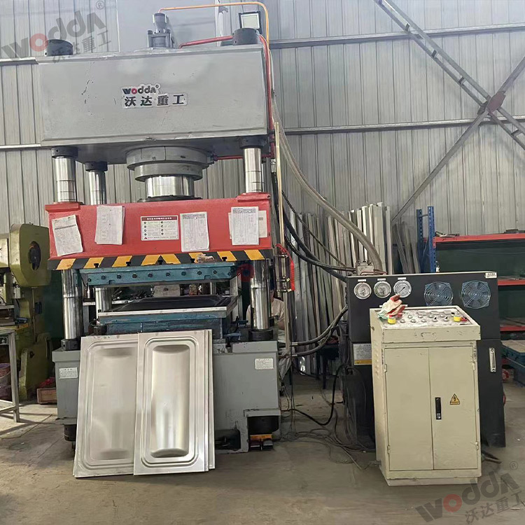 400噸巧克力水箱(xiang)闆成型液壓機(ji) 400噸巧克力水箱(xiāng)闆成型液壓機(ji)