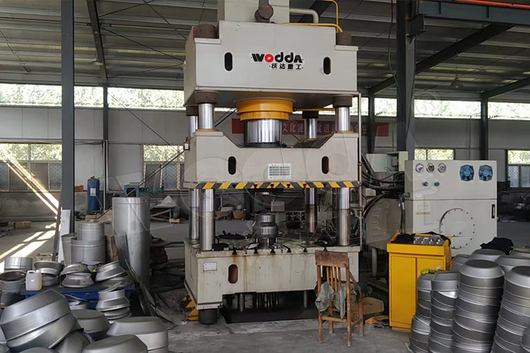 500噸(dūn)不鏽鋼白(bái)酒桶封頭(tóu)液壓機 500噸(dun)不鏽鋼白(bai)酒桶封頭(tóu)液壓機