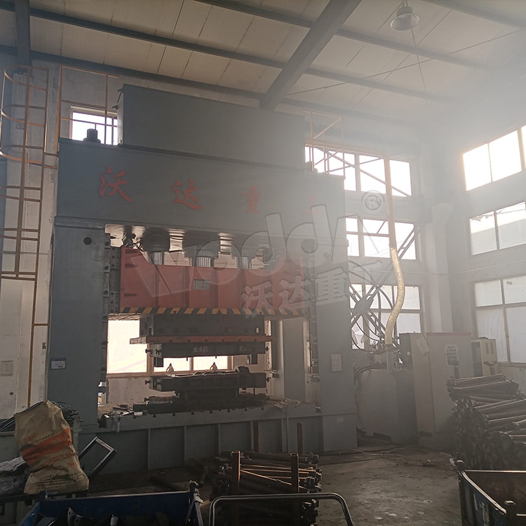 1000噸(dun)汽車配件拉伸液(yè)壓機(框架式) 1000噸汽(qi)車配件拉伸液壓(yā)機(框架式)