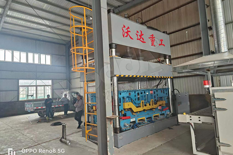 315噸汽車(che)内飾件液壓機客(ke)戶現場 315噸汽車内(nèi)飾件液壓機客戶(hù)現場