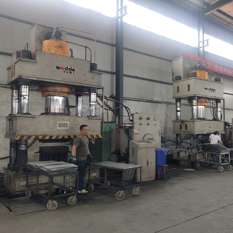 不鏽(xiu)鋼地溝(gōu)蓋闆成(cheng)型液壓(yā)機客戶(hu)現場 不(bú)鏽鋼地(dì)溝蓋闆(pǎn)成型液(yè)壓機客(ke)戶現場(chang)