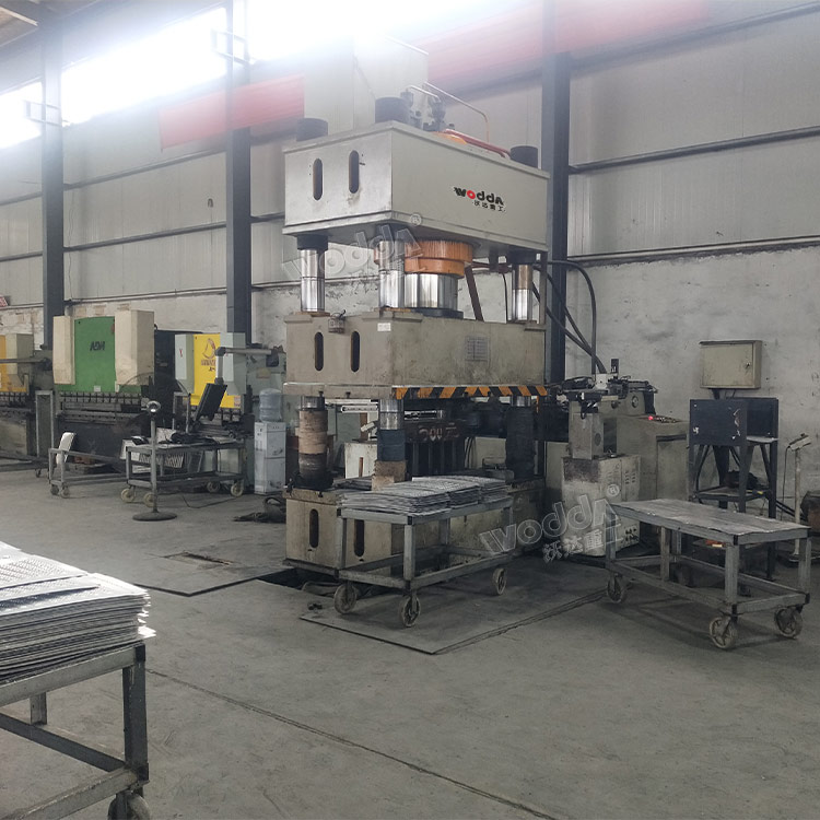 不鏽鋼(gang)地溝蓋(gài)闆拉伸(shen)液壓機(ji) 不鏽鋼(gang)地溝蓋(gài)闆拉伸(shen)液壓機(jī)