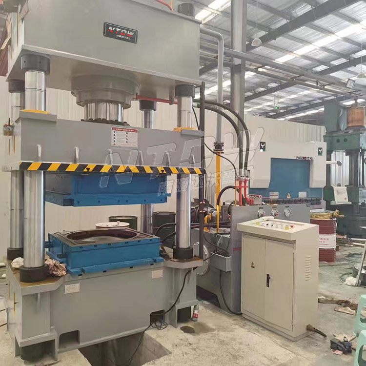 400噸(dūn)四柱液(yè)壓機拉(lā)伸不鏽(xiu)鋼水箱(xiang)闆現場(chang) 400噸四柱(zhu)液壓機(jī)拉伸不(bu)鏽鋼水(shuǐ)箱闆現(xiàn)場