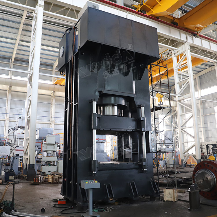 1800噸框架式液壓(ya)機車間調試 1800噸框(kuàng)架式液壓機車間(jian)調試