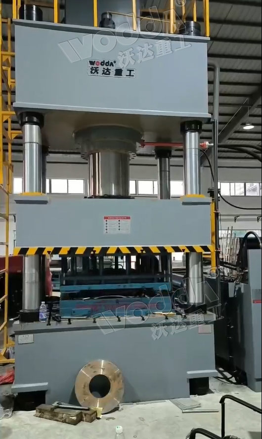 630噸不鏽(xiù)鋼水箱闆拉伸(shen)機 630噸不鏽鋼水(shui)箱闆拉伸機