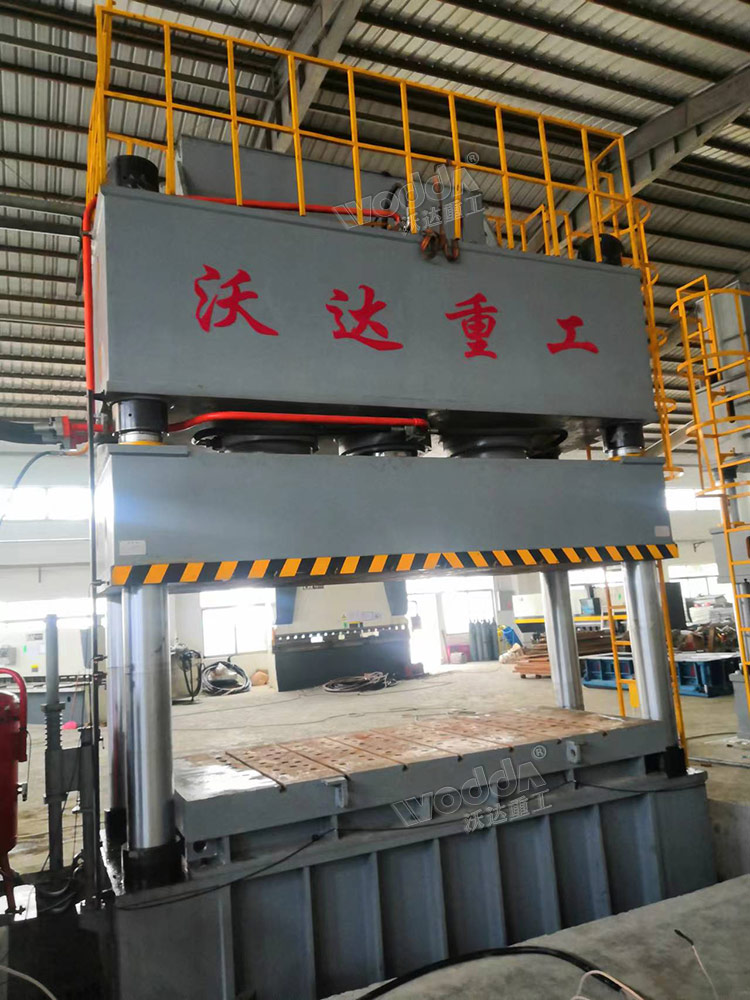 1250噸四柱(zhu)液壓機拉伸不(bú)鏽鋼水箱闆 1250噸(dūn)四柱液壓機拉(lā)伸不鏽鋼水箱(xiang)闆