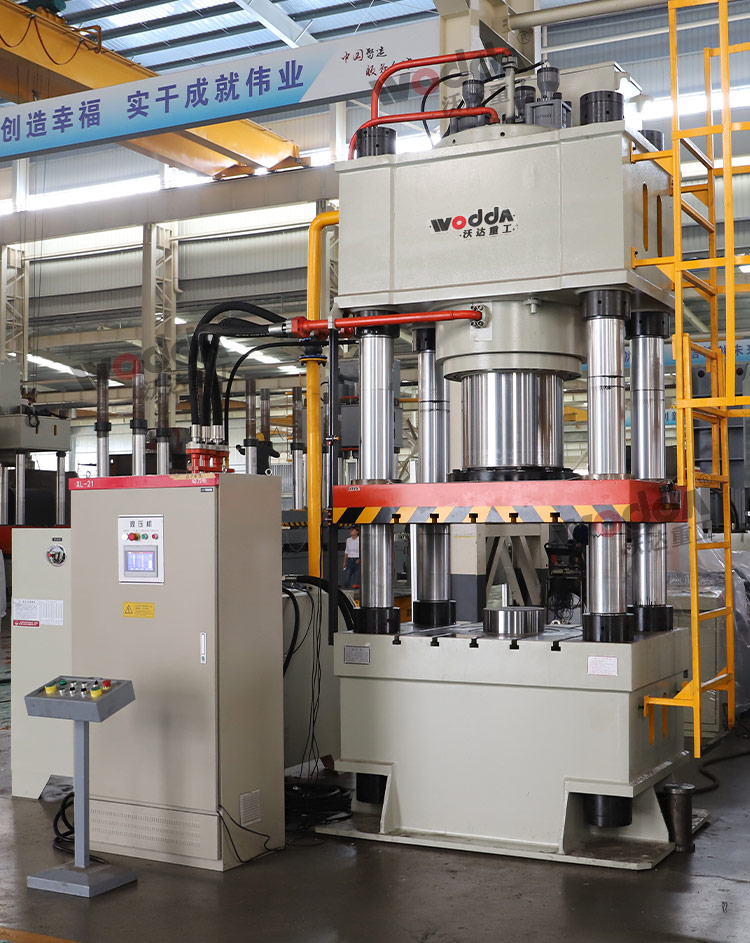 800噸四柱(zhu)液壓機車(chē)間試機 800噸(dun)四柱液壓(yā)機車間試(shì)機