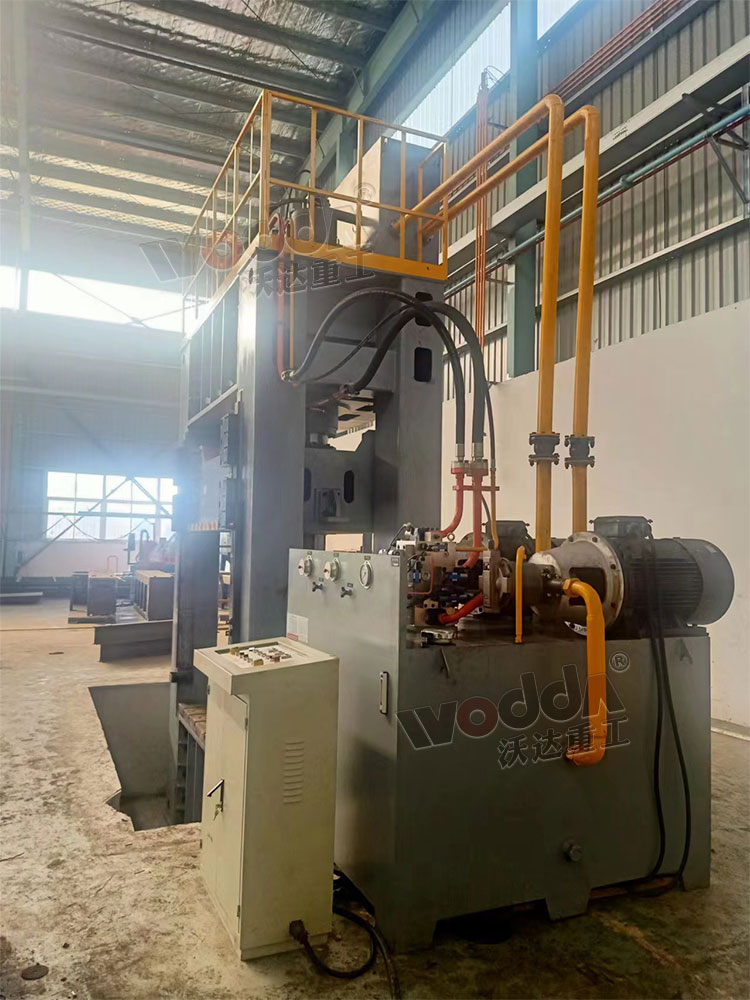 800噸框(kuang)架液壓機安裝(zhuāng)完成 800噸框架液(yè)壓機安裝完成(cheng)