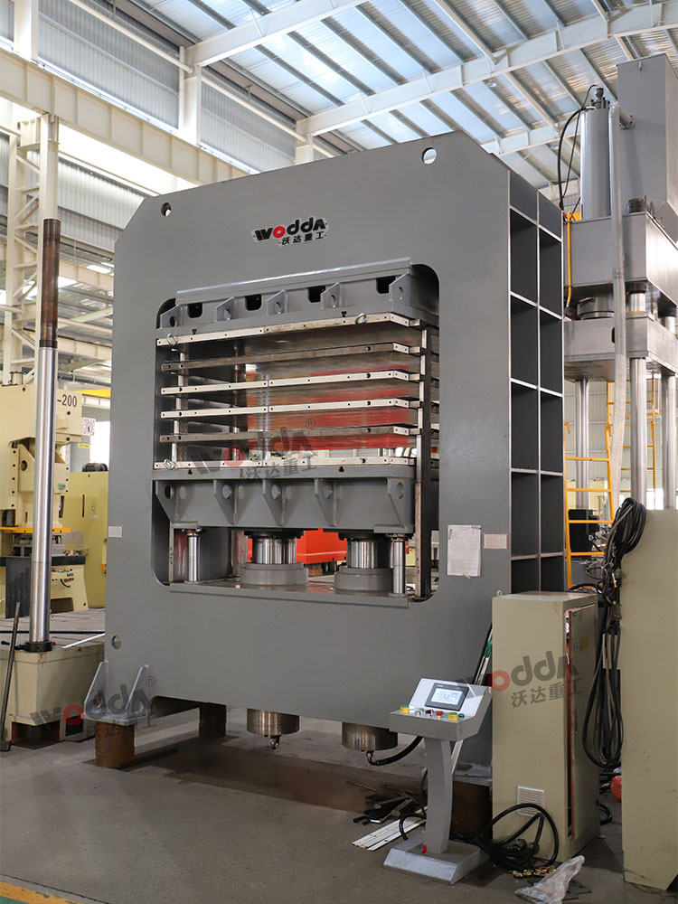 400噸龍(long)門液壓(ya)機