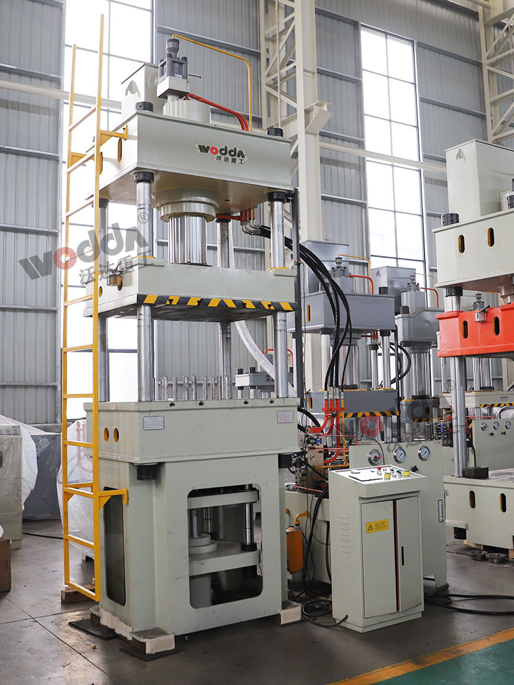 200噸拉伸(shēn)液壓機帶(dai)液壓墊