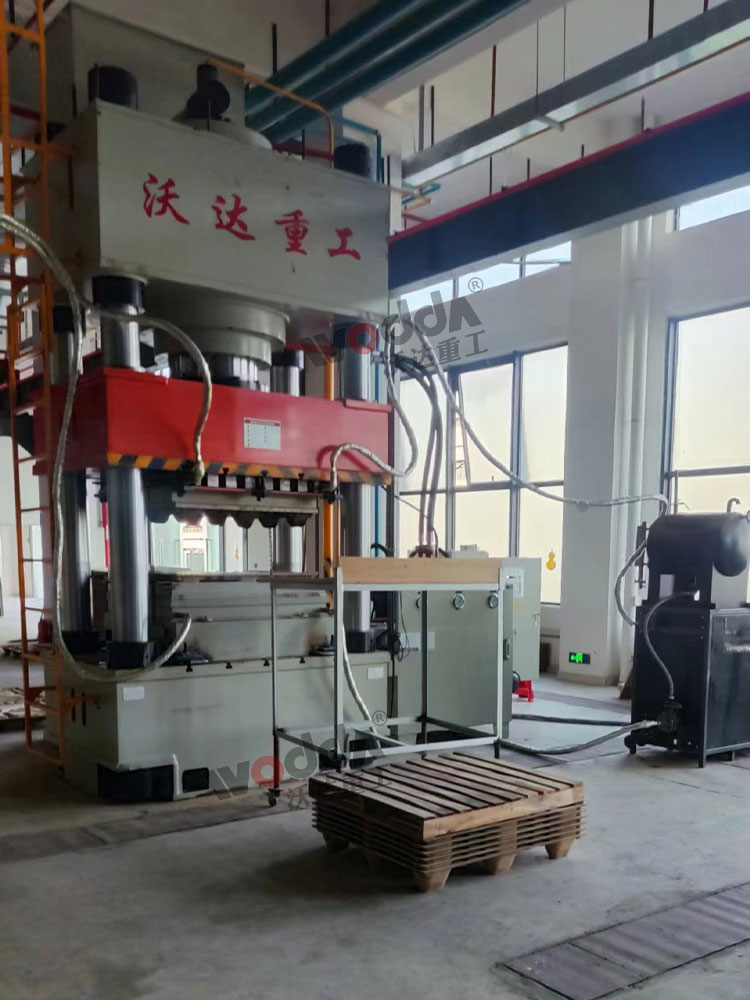 1000噸木屑托盤液(yè)壓機客戶現場 1000噸(dūn)木屑托盤液壓機(jī)客戶現場