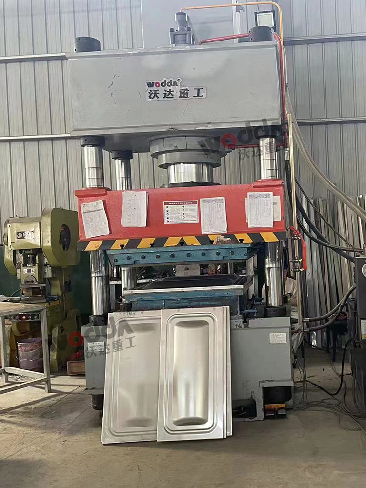 400噸巧克(kè)力水箱闆拉伸(shen)機