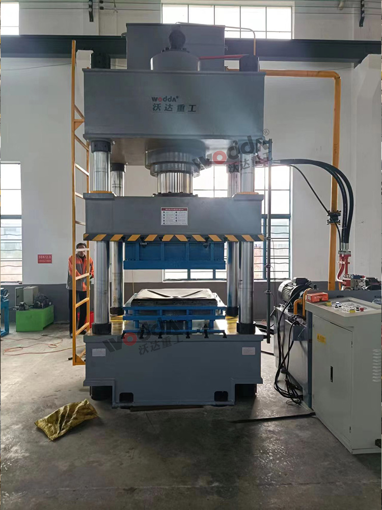 500噸(dun)不鏽鋼米字(zi)形水箱闆拉(la)伸機